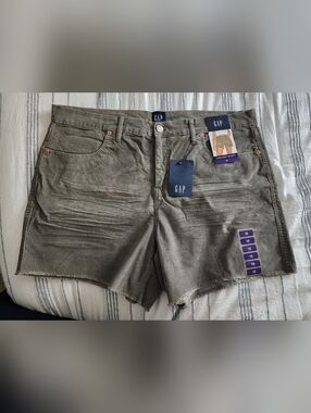 GAP High-Rise Cutoff Corduroy Shorts in Olive Green Size 16. NWT.